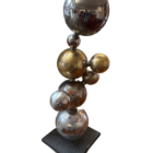 Skulptur „Perlen im Wind“ von Matthias Rachel: Edelstahl-Unikat mit filigraner Dynamik und reflektierender Oberfläche. 123 × 49 cm, signiert.