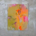 Marika Thoms – „BÄÄM“, Mixed Media auf Leinwand, 2025, leuchtendes Unikat mit Neonfarben, Pfeilen und Schriftzügen, 70 × 90 cm