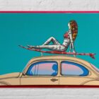 Gerahmtes Unikat ‚Sunshine Bug‘ von The Millers: stilisierte Frau auf Surfbrett auf VW Käfer vor türkisfarbenem Himmel, farbintensiv und sommerlich, 100 × 50 cm