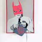 Stencil-Kunstwerk von Claudia Simon mit Batman-Maske und gesticktem Text „Lieb sein“ auf Leinwand, 2024, 53 × 54 cm, Unikat.