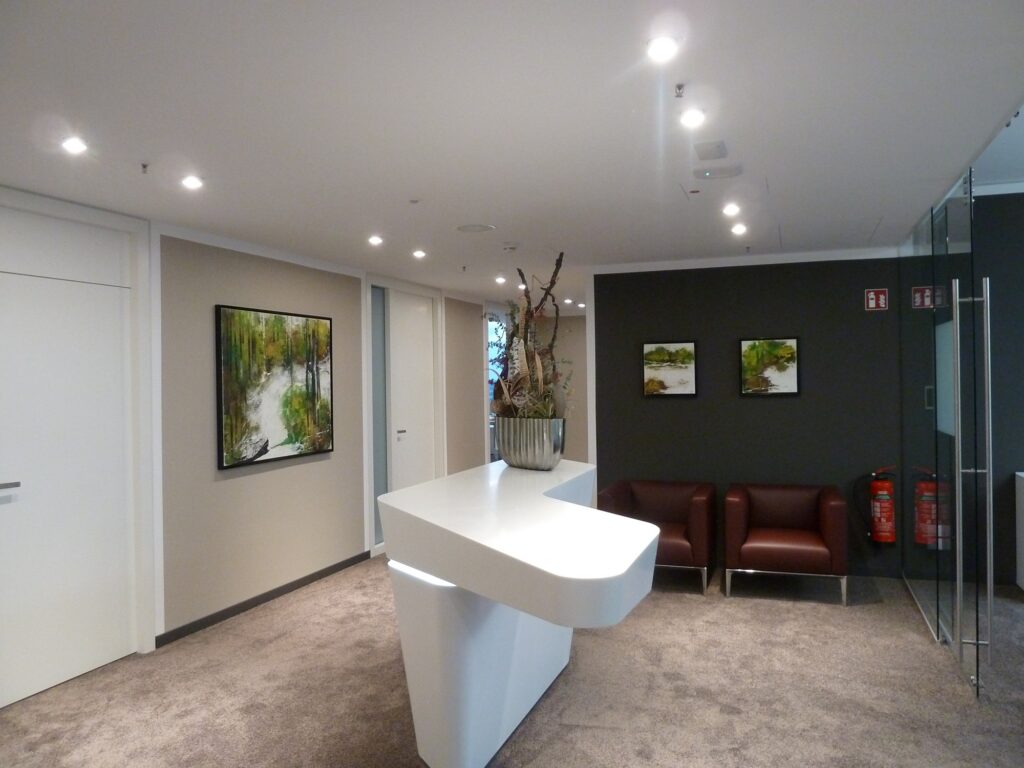 Gabriele Lockstaedt mit Unikaten in der Volksbank Brawo