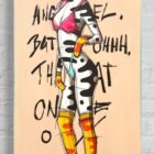 Unikat von The Millers: Frau mit Cap und Bikini vor Schriftzug „99% Angel“ – poppiges Kunstwerk auf Leinwand in Mischtechnik, 140 × 70 cm.