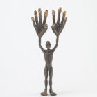Bronzeskulptur „Hands up“ von Tim David Trillsam mit erhobenen übergroßen Händen, 34 cm hoch, patiniert mit goldenen Akzenten.