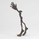 Bronzeskulptur „Frau von Leichtsinn“ von Tim David Trillsam, 38 cm hoch, mit ausgestreckten Armen und übergroßen Händen.