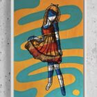 Abstrakte Mädchenfigur in buntem Kleid vor orange-türkisem Hintergrund, Kunstwerk „RUBY STAR“ von The Millers, 50 × 70 cm, Mischtechnik auf Leinwand.