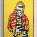 Abstraktes Porträt einer Frau in gelber Hose und pink-gelber Jacke vor knallgelbem Hintergrund – Kunstwerk „YELLOW SUN“ von The Millers, 60 × 80 cm, Mischtechnik auf Leinwand.