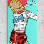 Junge Frau in Nike-Sportoutfit mit Tennisschläger vor türkisfarbenem Hintergrund – Kunstwerk „AUFSCHLAG“ von The Millers, 50 × 100 cm, Mischtechnik auf Leinwand.