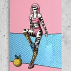 Sportliche Frau mit pinkem Outfit, Balkenoptik und Smiley-Muster auf Bein – Kunstwerk „TENNIS“ von The Millers vor rosa-blauem Hintergrund, 60 × 80 cm, Mischtechnik.