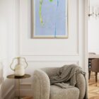 Cevin Parker's "Brighter Dream" in einem Wohnzimmer an der Wand