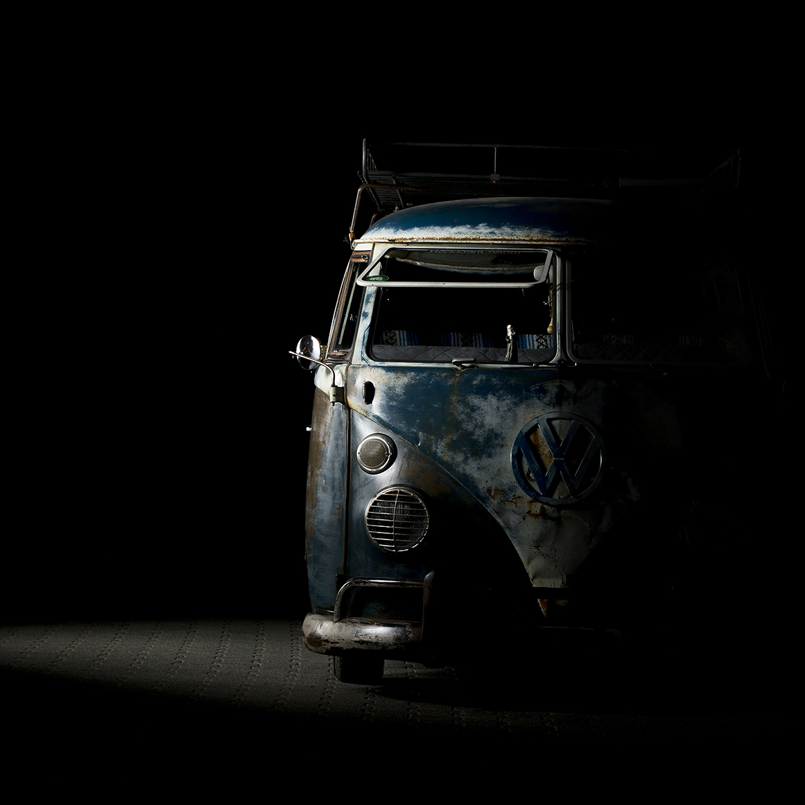 Ollys_T1_005Q. 72dpijpg Ansgar Wilkendorf – „Streiflicht“, VW T1 im Scheinwerferlicht, Media und Epoxid auf Leinwand, 100 × 100 cm, ungerahmt, handsigniert.