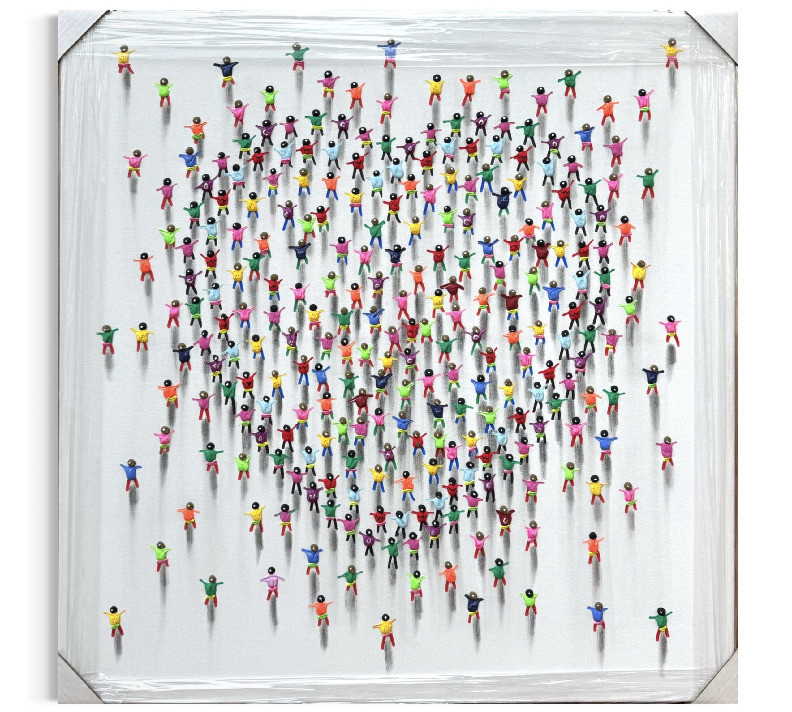 img_3748 Reliefartiges Kunstwerk von Juan Aliaga mit farbigen Figuren, die ein Herz formen, 80 × 80 cm.