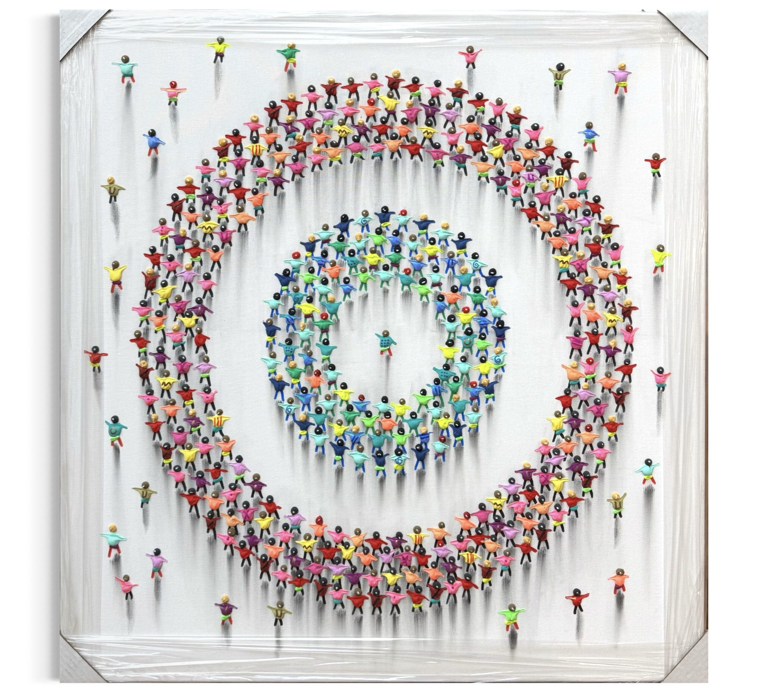 img_3749 Reliefartiges Kunstwerk von Juan Aliaga mit farbigen Figuren, die konzentrische Kreise bilden, 80 × 80 cm.