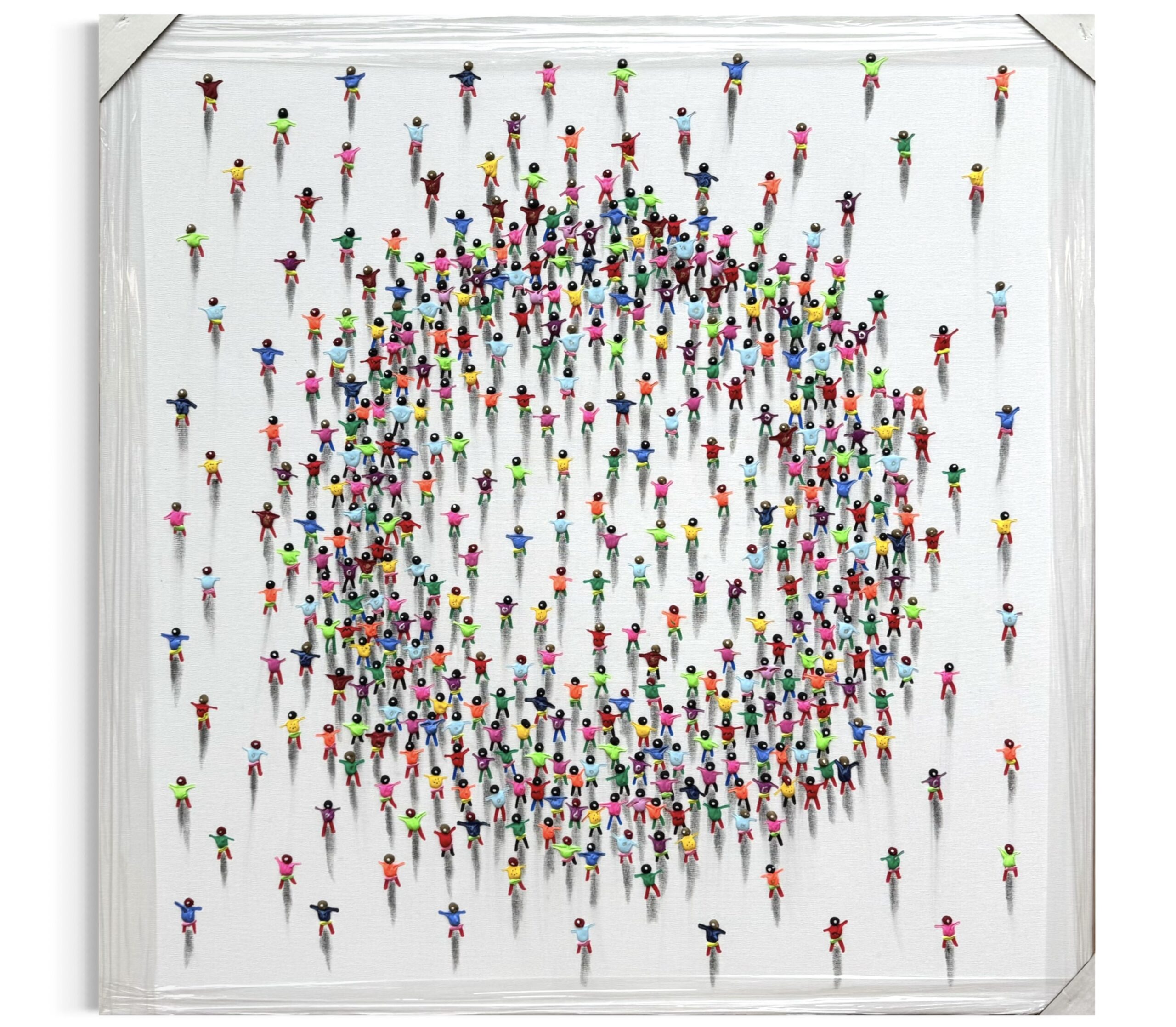 img_3752 Reliefartiges Leinwandkunstwerk von Juan Aliaga mit vielen farbigen Figuren, die einen Kreis bilden, 100 × 100 cm.