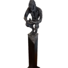 Zeljko Rusic Holzskulptur aus patinierter Eiche, signiertes Unikat, 161 cm hoch, Figur auf hohem Sockel