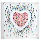 Juan Aliaga Kunstwerk „Heart of Many“, Acryl und Mischtechnik auf Leinwand, 80 × 80 cm, mit vielen bunten Figuren in Herzform.