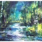 Gabriele Lockstaedt „Flusslandschaften“, Mischtechnik auf Leinwand, 120 × 100 cm, Waldlandschaft mit Flusslauf in Blau- und Grüntönen.