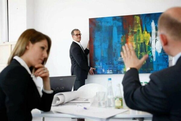 Zeitgenössische Kunst in modernen Geschäftsräumen eines Unternehmens in Braunschweig