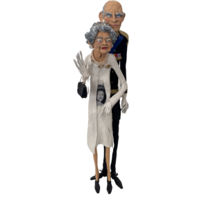 Tonfigur „Die Queen mit Prince Philipp“ von Marina Krohs – britisches Königspaar in eleganter Kleidung