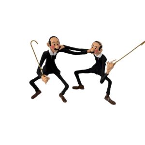 Tonfigurengruppe „Schulze und Schultze“ von Marina Krohs – zwei Herren mit Gehstock in schwarzem Anzug