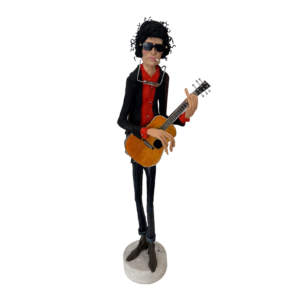 Handgearbeitete Tonfigur „Bob Dylan“ von Marina Krohs – Musiker mit Gitarre