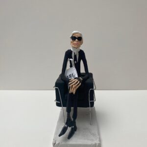 Marina Krohs „Karl Lagerfeld sitzend“