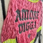 Claudia Simon „Amore Digga“, gerahmtes Stencil eines Pudels mit handgesticktem pinkfarbenem Pullover auf Leinwand.