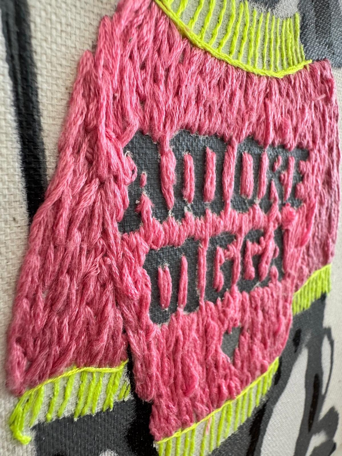 Claudia Simon „Amore Digga“, gerahmtes Stencil eines Pudels mit handgesticktem pinkfarbenem Pullover auf Leinwand.