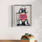 Claudia Simon „Amore Digga“, gerahmtes Stencil eines Pudels mit handgesticktem pinkfarbenem Pullover auf Leinwand.