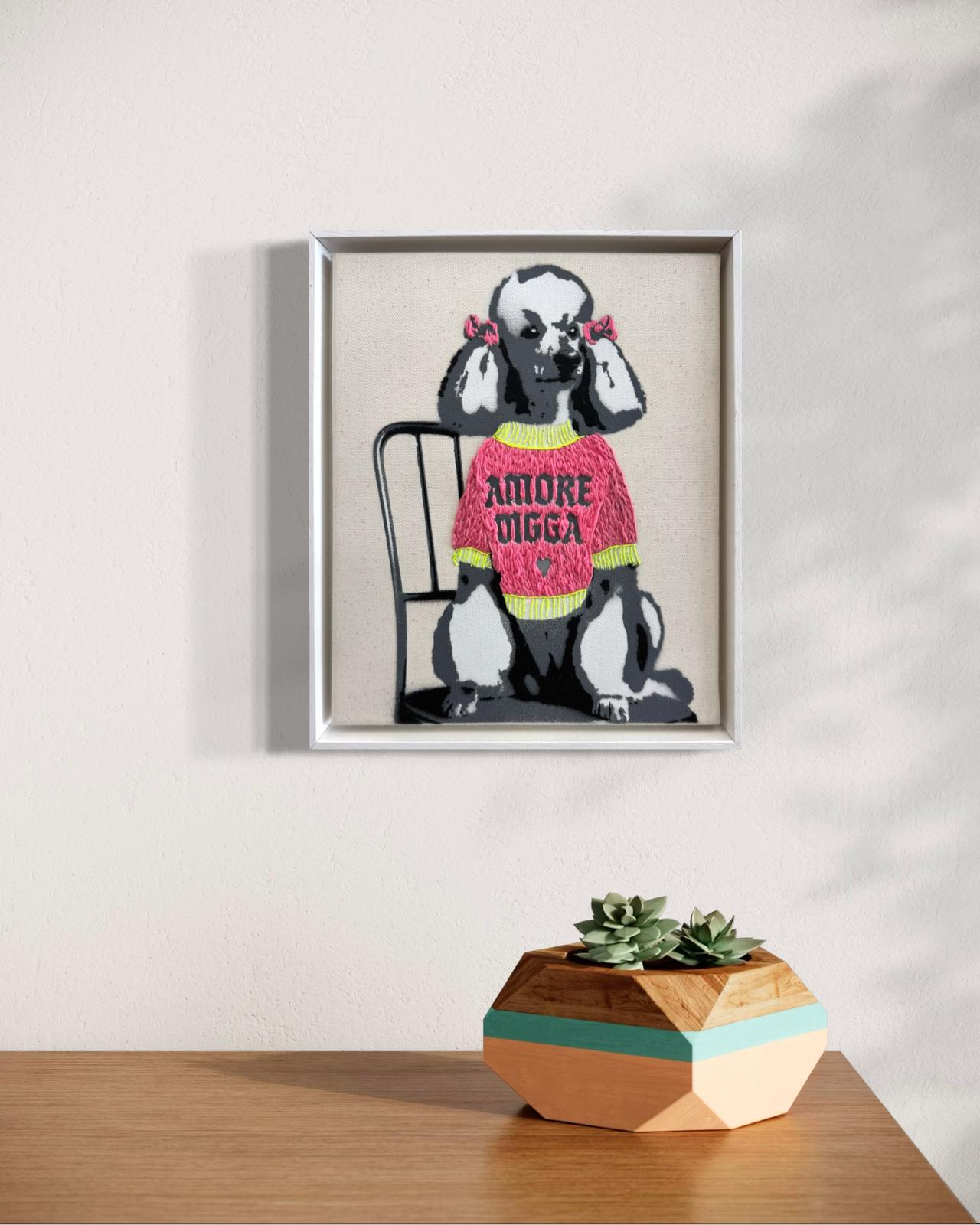 Claudia Simon „Amore Digga“, gerahmtes Stencil eines Pudels mit handgesticktem pinkfarbenem Pullover auf Leinwand.