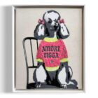 Claudia Simon „Amore Digga“, gerahmtes Stencil eines Pudels mit handgesticktem pinkfarbenem Pullover auf Leinwand.