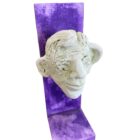 Dennis Thies, „Kopf“, helle Kopfskulptur auf violettem Trägerelement, Mischtechnik, Unikat, 30 × 10 cm, 2006