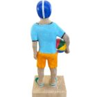 Günter Hinrichs-Selle, „Gustav“, farbig gefasste Lindenholzskulptur mit Ball, signiertes Unikat, Höhe 52 cm