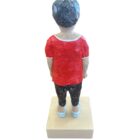 Günter Hinrichs-Selle, „Ernst“, farbig gefasste Lindenholzskulptur mit rotem Shirt, signiertes Unikat, Höhe 30 cm