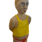 Günter Hinrichs-Selle, „Heinz“, farbig gefasste Lindenholzskulptur in gelbem Oberteil, signiertes Unikat, Höhe 30 cm