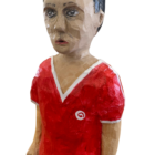 Günter Hinrichs-Selle, „Ernst“, farbig gefasste Lindenholzskulptur mit rotem Shirt, signiertes Unikat, Höhe 30 cm