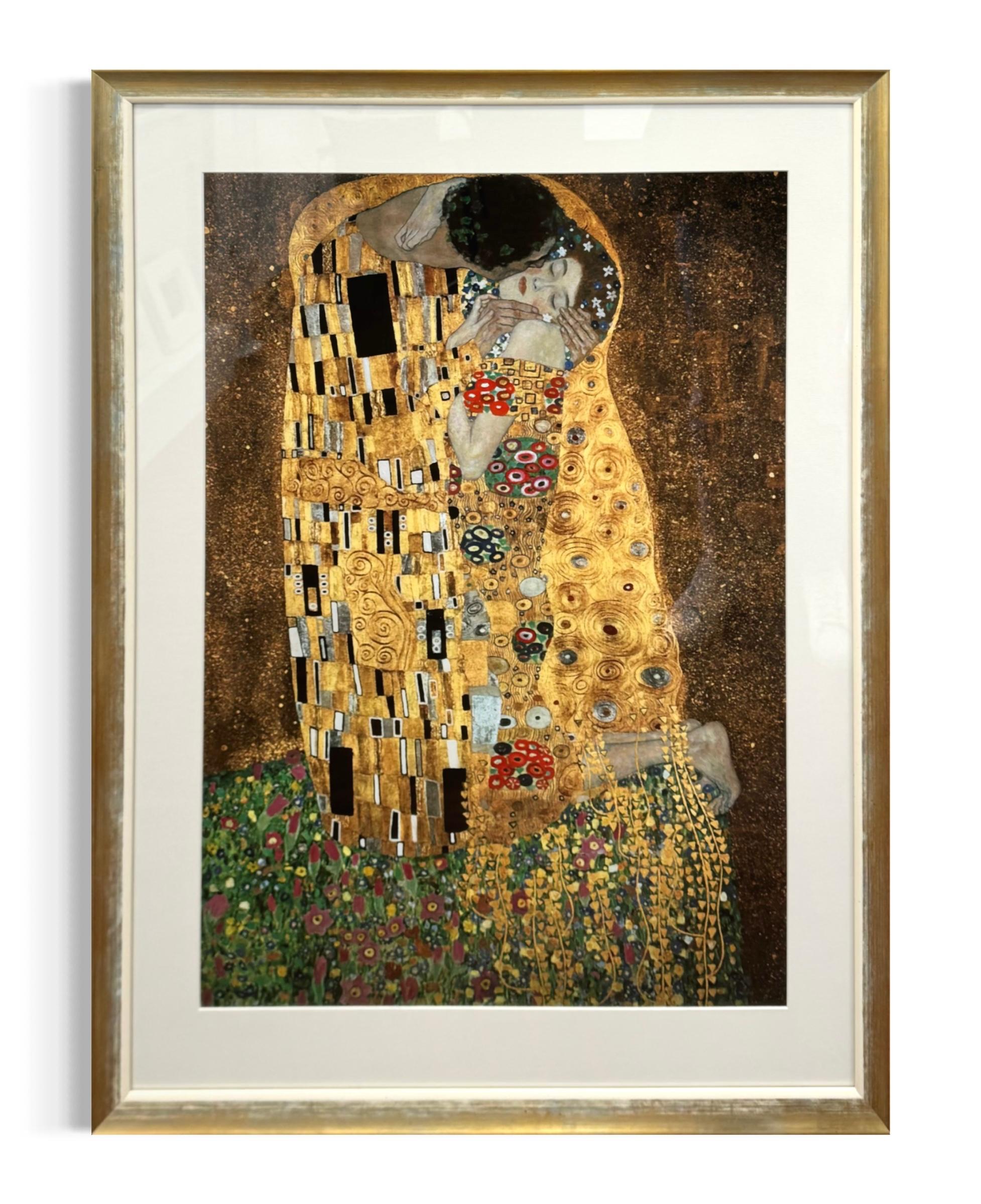 gustav_klimt_der_kuss_druck_gerahmt Gerahmter Fine-Art-Print von Gustav Klimts „Der Kuss“ mit weiß-goldener Leiste und Museumsglas, Format 66 × 88 cm.
