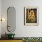 Gerahmter Fine-Art-Print von Gustav Klimts „Der Kuss“ mit weiß-goldener Leiste und Museumsglas, Format 66 × 88 cm.
