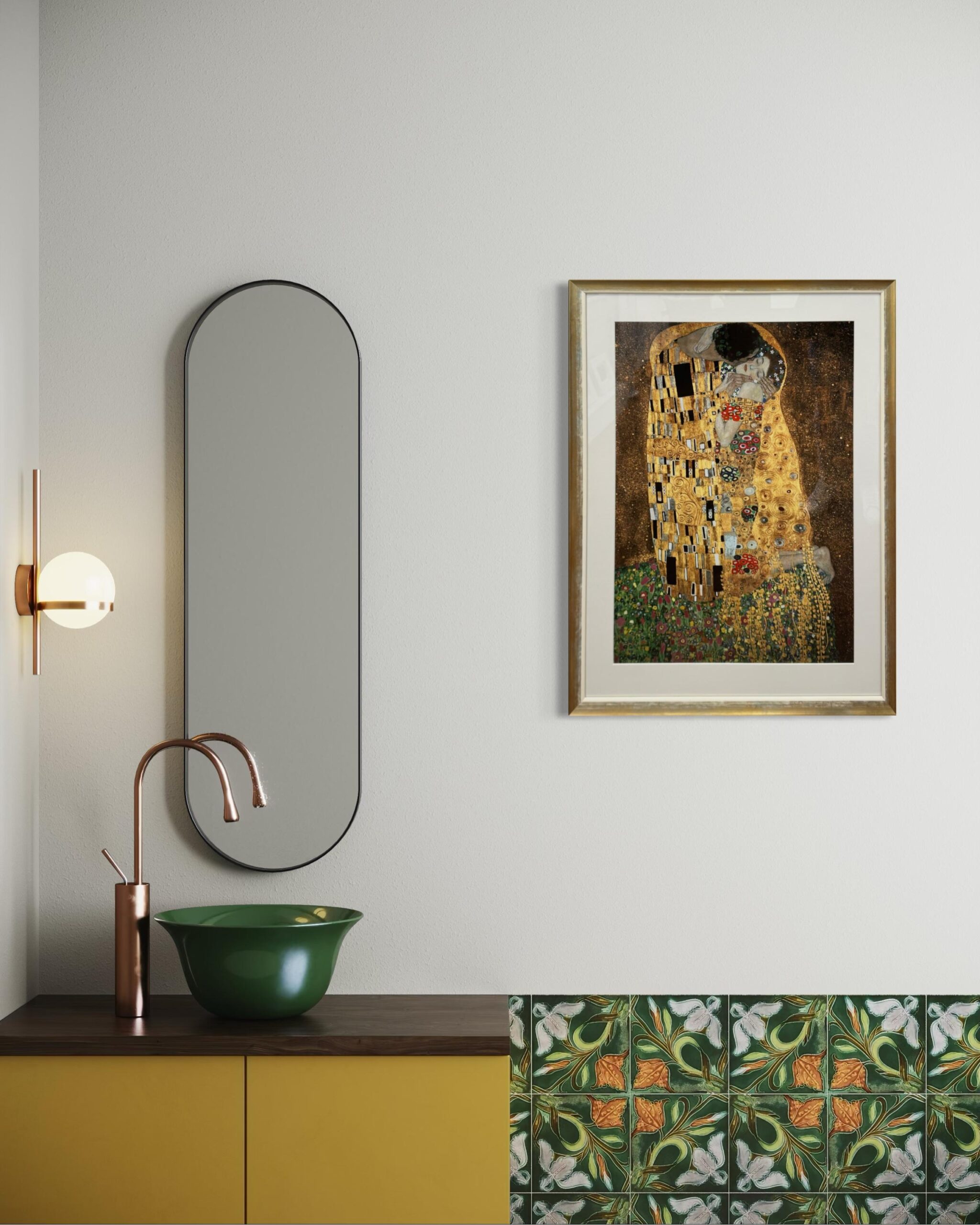 Gerahmter Fine-Art-Print von Gustav Klimts „Der Kuss“ mit weiß-goldener Leiste und Museumsglas, Format 66 × 88 cm.