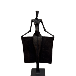 Bronzeskulptur „Nelle“ von Nando Kallweit – stehende weibliche Figur mit ausgestelltem Gewand