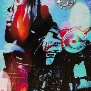 Jörg Dörings Werk „2 in 2“ zeigt eine Frau auf einem Motorrad in Pop-Art-Ästhetik mit retro-inspiriertem Farbspiel und dem Slogan „2 in 2 product