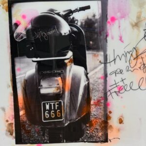 Jörg Dörings „All Good“ zeigt eine schwarze Vespa mit dem Nummernschild „WTF 666“