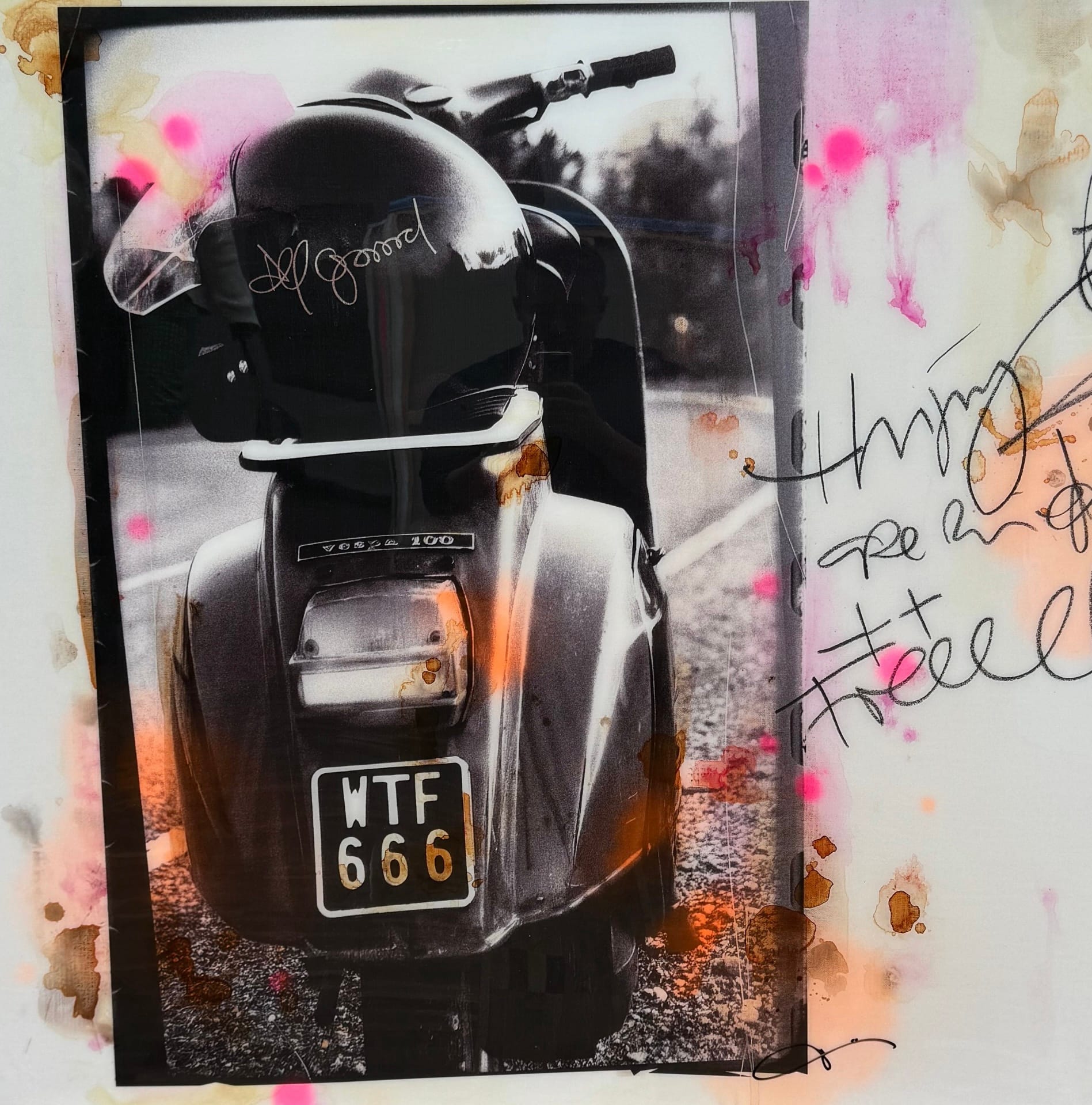 Jörg Dörings „All Good“ zeigt eine schwarze Vespa mit dem Nummernschild „WTF 666“
