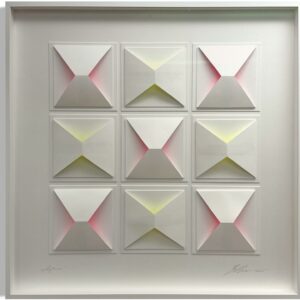 3D-Objekt „Reflexion“ von Gabriele Mierzwa – signiertes Unikat (100 × 100 cm) mit neun gefalteten Quadraten und zarten Lichtreflexen in Rosa und Gelb.