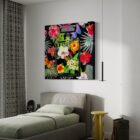 Paul Thierry „Chanel – Summer Love“, farbenfrohes Unikat mit Parfümflakon, tropischen Blumen und Schmetterlingen auf schwarzem Grund