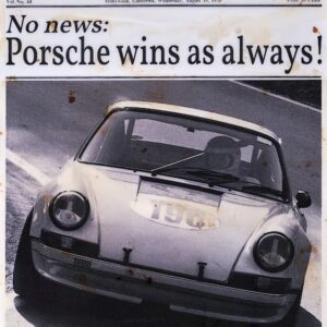 Jörg Dörings Werk „Porsche wins“ zeigt einen Porsche 911 im Renneinsatz mit der Überschrift „Porsche wins as always