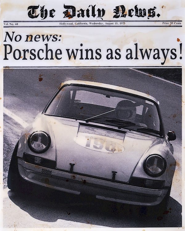 Jörg Dörings Werk „Porsche wins“ zeigt einen Porsche 911 im Renneinsatz mit der Überschrift „Porsche wins as always