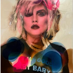 Jörg Dörings Werk „It’s all good“ zeigt eine Frau mit Punk-Frisur und T-Shirt-Aufdruck „BABY BABY“ in leuchtenden Farben und glänzender Pop-Art-Optik.