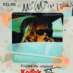 Pop-Art-Werk „Ms. M in Italy“ von Jörg Döring mit Frau im Auto beim Schminken