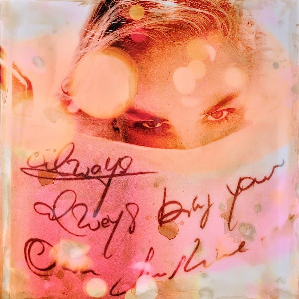 Jörg Dörings Werk „Your own Sunshine“ zeigt ein Porträt mit intensivem Blick und dem Schriftzug „Always be your own sunshine“ – in warmen Rosé- und Goldtönen.
